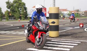 Ilustrasi: Pengendara sepeda motor sedang berkendara