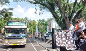 Kabid Angkutan dan Sarana Dinas Perhubungan Kota Bandung Asep Kurnia saat memberangkatkan mudik gratis dari Balaikota Bandung menggantikan Yana Mulyana