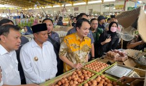 Wakil Gubernur Jabar, Uu Ruzhanul Ulum gelar operasi pasar di pasar sehat Soreang untuk stabilkan harga pokok jelang Lebaran 2023. Dok. Jabar Ekspres.
