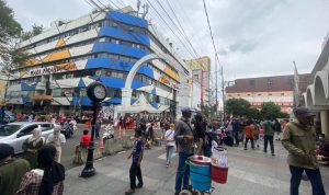 Menjelang Lebaran, Pengunjung Alun-Alun Bandung Sangat Membludak