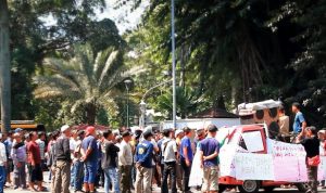Ratusan Sopir Angkot Geruduk Balai Kota Bogor, Ini Tuntutannya Ratusan sopir angkot saat melakukan unjuk rasa di Plaza Balai Kota Bogor, Senin (17/4)