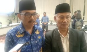 Kepala Bakesbangpol Jabar, Iip Hidayat (kiri).