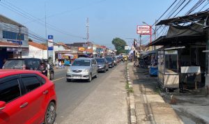 Laju lalu lintas Bandung-Cianjur atau tepatnya Kawasan Rajamandala, Kabupaten Bandung Barat (KBB) mengalami kepadatan kendaraan akibat pasar tumpah. Foto: Akmal/Jabarekspres