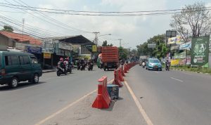 Arus Mudik 2023: H-3 Lebaran, Jalur Cibiru Kota Bandung Ramai Lancar Dok. H-3 lebaran, Jalur Cibiru Kota Bandung ramai lancar. Rabu (19/4). Foto. Sandi Nugraha.