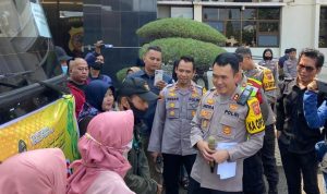 Kapolres Sumedang, AKBP Indra Setiawan ketika sambut pisah dengan warga dalam pelaksanaan program mudik gratis presisi. / Jabar Ekspres