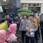 Kapolres Sumedang, AKBP Indra Setiawan ketika sambut pisah dengan warga dalam pelaksanaan program mudik gratis presisi. / Jabar Ekspres