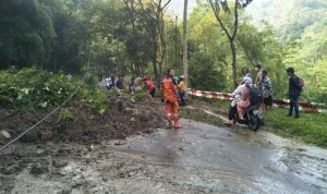 Diterjang Longsor, Akses Penghubung Jalan Kecamatan Cipatat dan Saguling Lumpuh Total Longsor Sebabkan Akses Penghubung Jalan Kecamatan Cipatat dan Saguling Lumpuh Total / Akmal Firmansyah Jabar Ekspres
