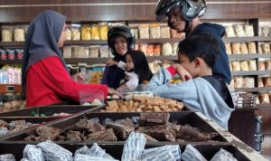 Jelang Lebaran, Pedagang Oleh-Oleh Bandung Dibanjiri Pembeli Jelang Lebaran, Pedagang Oleh-Oleh Bandung Dibanjiri Pembeli