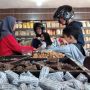 Jelang Lebaran, Pedagang Oleh-Oleh Bandung Dibanjiri Pembeli