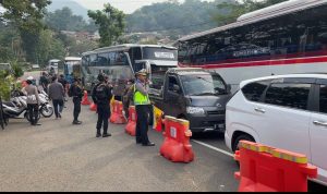Imbas Pengalihan Arus,Kepadatan kendaraan kembali terjadi di Cikaledong Nagreg. Foto Agi Jabarekspres