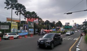 Pengendara melintas di ruas jalan Gadog, Ciawi, Kabupaten Bogor, Rabu (19/4). Foto : Sandika Fadilah/Jabarekspres.com