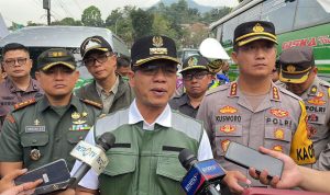 Bupati Bandung Dadang Supriatna saat mengecek arus mudik di Nagreg, Rabu (19/4).