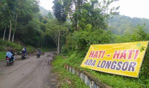 Jalan Penghubung antara Kecamatan Cipatat dan Saguling Masih Tertutup Material Tanah Longsor, Beberapa Pemudik Jatuh Tergelincir. Foto: Akmal Firmansyah/Jabarekpres