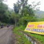Jalan Penghubung antara Kecamatan Cipatat dan Saguling Masih Tertutup Material Tanah Longsor, Beberapa Pemudik Jatuh Tergelincir. Foto: Akmal Firmansyah/Jabarekpres