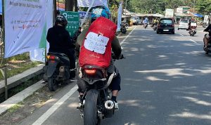 Moment Unik Pemudik Motor yang Menuliskan Tulisan “Pulang Malu tak Pulang Rindu (Doa Mamah)” Singgungan dari Istrinya. Foto Agi Jabarekspres