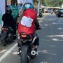 Moment Unik Pemudik Motor yang Menuliskan Tulisan “Pulang Malu tak Pulang Rindu (Doa Mamah)” Singgungan dari Istrinya. Foto Agi Jabarekspres