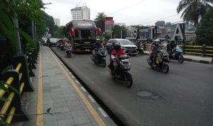 Sejumlah pengendara saat melintasi ruas jalan Jembatan Otista, Kota Bogor. (Yudha Prananda / Jabar Ekspres)