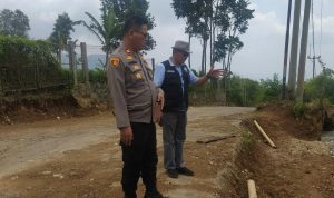 Camat Sukamakmur bersama kapolsek saat meninjau perbaikan jalan yang rusak akibat pergerakan tanah. Foto : Sandika /Jabarekspres.com