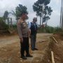 Camat Sukamakmur bersama kapolsek saat meninjau perbaikan jalan yang rusak akibat pergerakan tanah. Foto : Sandika /Jabarekspres.com