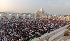 Dok. Ribuan Jamaah padati Masjid Raya Al Jabbar. Sabtu (22/4). Foto. Sandi Nugraha.