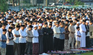 Plt Bupati Bogor Salat Ied Bareng Warga di Lapangan Tegar Beriman Suasana sholat Ied di Lapangan Tegar Beriman, Kabupaten Bogor, Sabtu (22/4). Foto : Sandika Fadilah/Jabarekspres.com