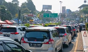Pengendara melintas di simpang Gadog, Kabupaten Bogor, Minggu (23/4). Foto : Sandika Fadilah/Jabarekspres.com
