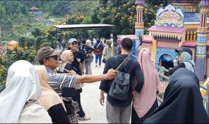 The Great Asia Afrika (TGAA) Lembang dipenuhi oleh wisatawan baik didalam maupun di area parkir / Jabar Ekspres