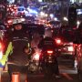 Petugas kepolisian saat mengatur lalulintas di jalan raya puncak, Kabupaten Bogor.