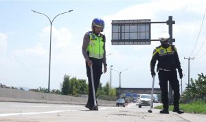 Cegah Gembos Ban, Polresta Bandung Gencarkan Penyisiran Paku di Jalur Wisata Polresta Bandung melakukan penyisiran paku di jalanan