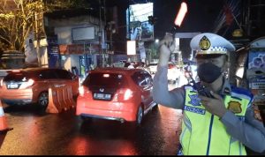 Petugas kepolisian menguraikan kemacetan yang terjadi di Kawasan Lembang