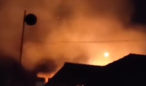 Ditinggal Mudik, Satu Rumah di KBB Ludes Terbakar, Diduga Akibat Korsleting Listrik Ditinggal mudik, satu unit rumah di Kampung Cisasawi RT 01 RW 03 Desa Cihanjuang, Kecamatan Parongpong, KBB. Foto: Tangkapan Layar/Istimewa