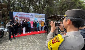 Bisa Selfie Bareng! Polresta Bandung Manjakan Pengunjung Kawah Putih dengan Photo Booth Unik! Selain Melakukan Pengamanan Polresta Bandung Gelar Foto Booth untuk Masyarakat di Kawah Putih. Foto Agi Jabarekspres