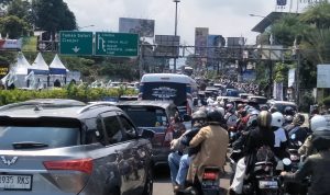 Kepadatan kendaraan di Simpang Gadog, Kabupaten Bogor, Senin (24/4). Foto : Sandika Fadilah/Jabarekspres.com
