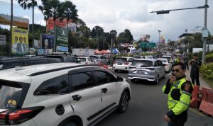 Kemacetan terjadi di jalur Puncak simpang gadog, Kabupaten Bogor. Foto : Sandika Fadilah/Jabarekspres.com