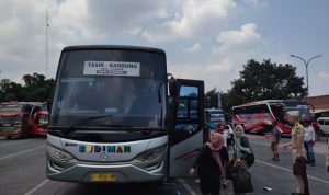 Dari H-7 Hingga Saat Ini, Sekitar 18.507 Pemudik Sudah Tinggalkan Bandung Melalui Terminal Cicaheum Terminal Cicaheum Dipadati 18.508 Pemudik yang Akan Tinggalkan Bandung
