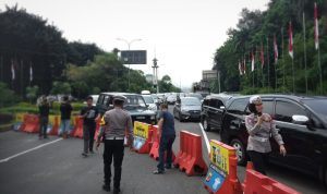 Sejumlah petugas Satlantas Polresta Bogor Kota saat menutup jalan di Simpang Baranangsiang menggunakan barrier guna mengurai kemacetan di sekitar Exit Tol Bogor, Selasa (25/4). (Yudha Prananda / Jabar Ekspres)