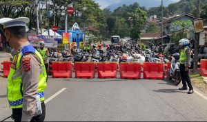 Kurangi Kepadatan di Garut, Polresta Bandung Kembali Lakukan CB One Way di Cikaledong Nagreg. Foto Agi Jabarekspres