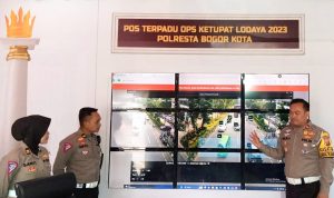 Puncak Arus Balik, 334 Ribu Kendaraan Terekam Perangkat Canggih Satlantas Polresta Bogor Kasatlantas Polresta Bogor Kota, Kompol Galih Apria saat mengilustrasikan kinerja kamera CCTV Counter yang terkoneksi dengan perangkat aplikasi Bismo di Pos Terpadu, Simpang Baranangsiang, Selasa (25/4). (Yudha Prananda / Jabar Ekspres)