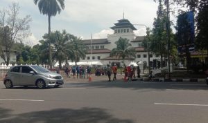 Serikat Buruh Tolak UU Cipta Kerja, akan Jadi Tuntutan di May Day 2023 Serikat Buruh Geruduk Kantor Gedung Sate. Foto: Dok. Jabarekspres