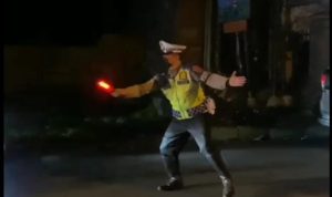 Hibur Pengendara, Polantas Cimahi Berjoged Sambil Atur Lalu Lintas di Jalur Wisata Lembang