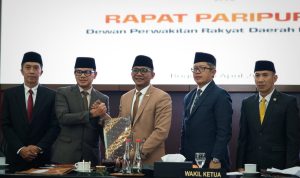 Para pimpinan DPRD Kota Bogor bersama Wali Kota Bogor Bima Arya dan Wakilnya Dedie A Rachim usai mengesahkan Perda Kota Bogor Ramah HAM. (Yudha Prananda / Istimewa)