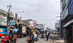 Suasana Lalu Lintas di Jalan Raya Banjaran, Bandung pada Minggu (30/4/2023)