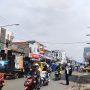 Suasana Lalu Lintas di Jalan Raya Banjaran, Bandung pada Minggu (30/4/2023)