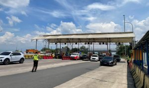 H+7 Kendaraan Mulai Terlihat Ramai Keluar Masuk Gerbang Tol Cileunyi. Foto Agi Jabarekspres