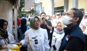 Kepala Dinas Perdagangan dan Perindustrian Kota Bandung, Elly Wasliah saat menjelaskan produk yang ada di acara pasar murah. Kepada Wali Kota Bandung, Yana Mulyana. (Sadam Husen/Jabar Ekspree)