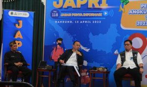 Bus Pariwisata Lebih Riskan Dipakai untuk Mudik, Dishub Jabar Beberkan Alasannya Kepala Dishub Jabar A Koswara (tengah) menyampaikan persiapan armada untuk mudik / JABAR EKSPRES