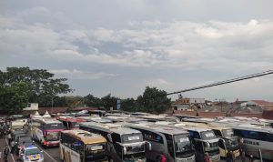 Kondisi Terminal Cicaheum, Kota Bandung saat arus mudik lebaran Idulfitri 2023. (SADAM/JABAR EKSPRES)