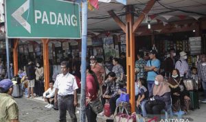 Calon penumpang bus menunggu jadwal keberangkatannya di Terminal Kalideres, Jakarta, Jumat (23/12/2022).. ANTARA FOTO/Fauzan/wsj.