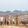 TINJAU LOKASI: Jajaran Pemkot Bogor saat melihat akses jalan menuju pembangunan Kantor Pemerintahan Kota Bogor Baru. (Yudha Prananda / Jabar Ekspres)