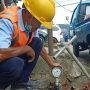 Antisipasi Gangguan pada Libur Lebaran 2023, Tirta Kahuripan Siaga 24 Jam Petugas Perumda Tirta Kahuripan saat mengecek keran meter air. Foto :Dok tirta kahuripan